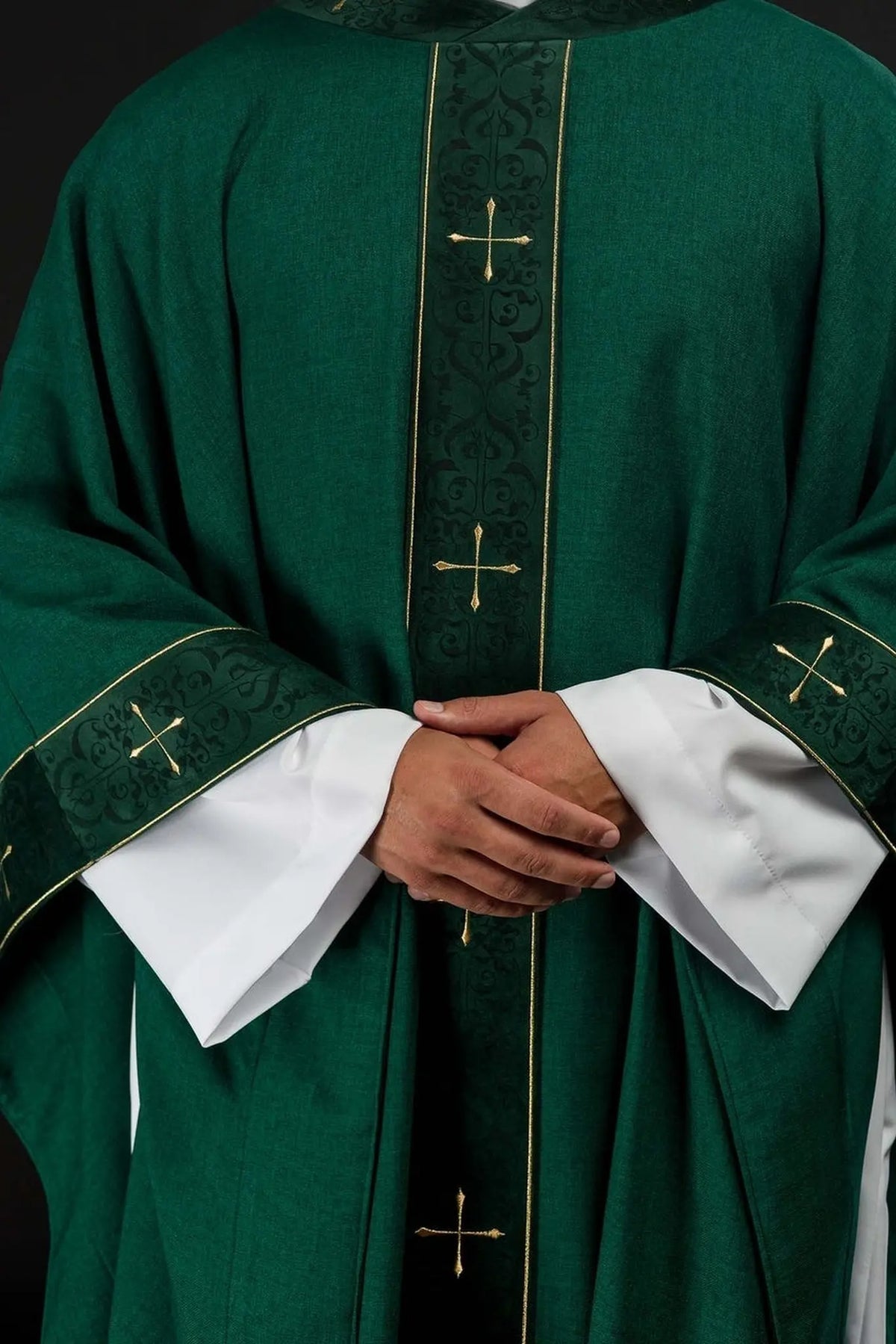 Ornat zielony z haftowanym pasem i kołnierzem zdobionym krzyżem