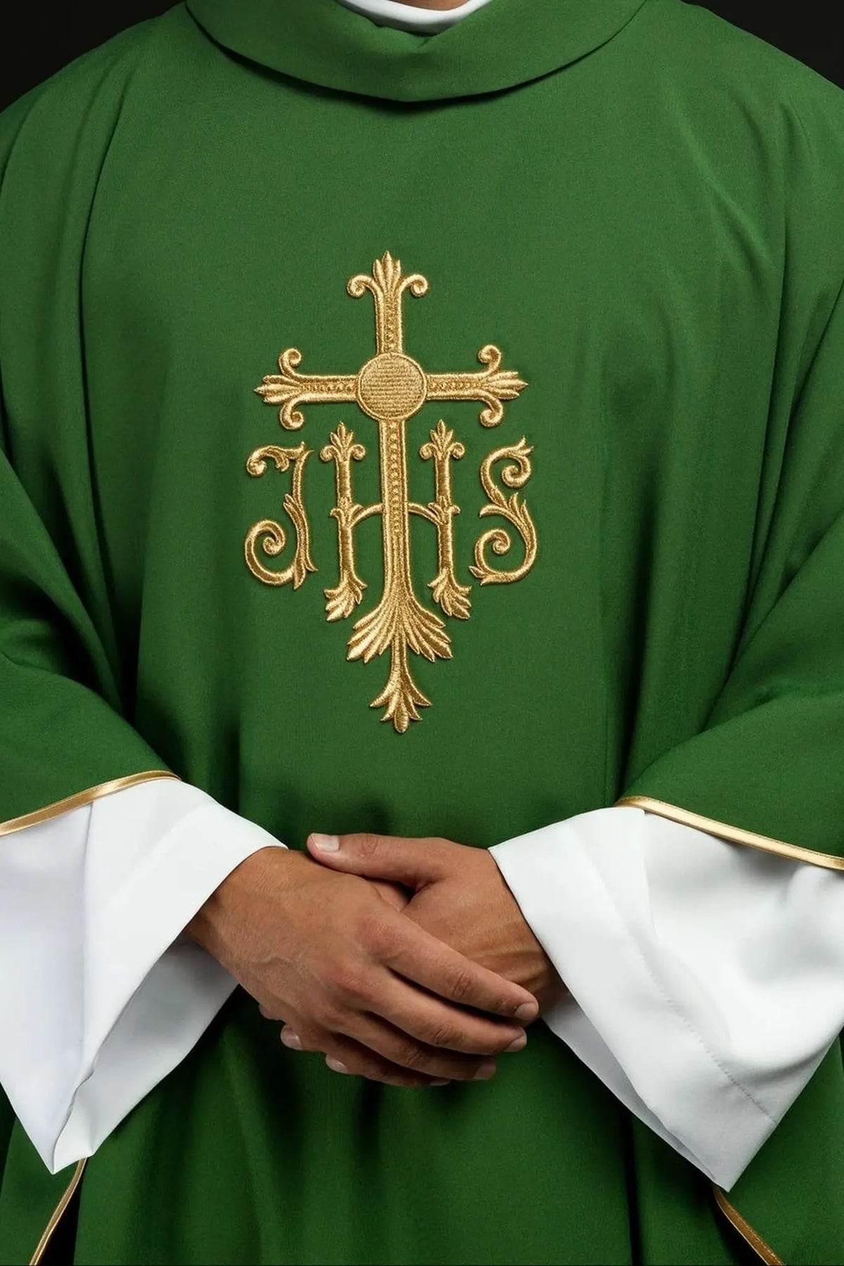 Ornat zielony z wypukłym haftem JHS