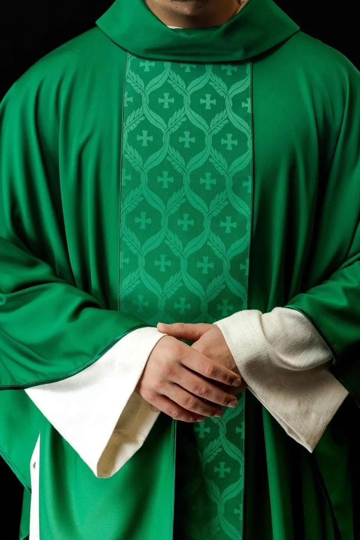 Ornat zielony z żakardowym pasem z krzyżem