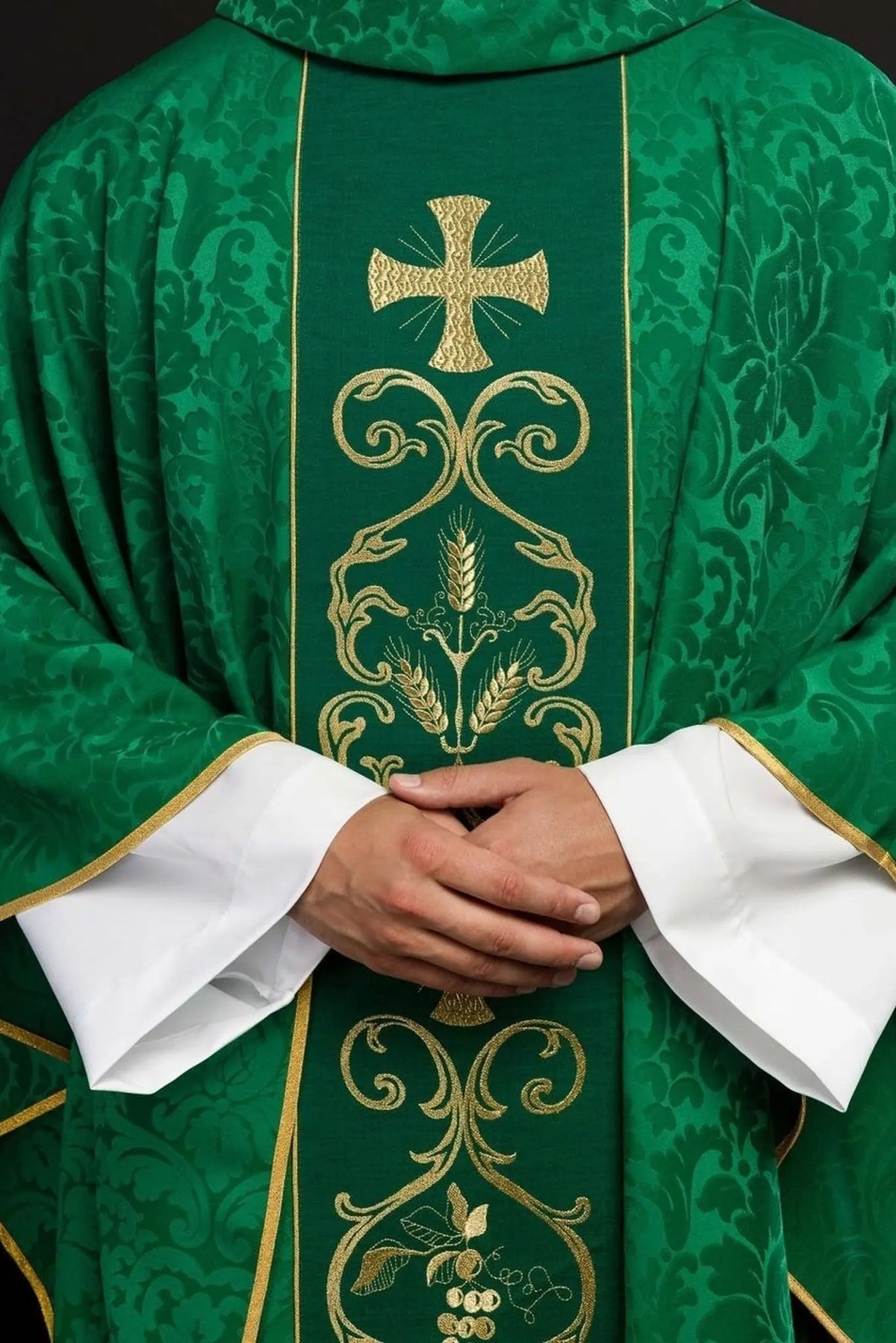 Zielony ornat liturgiczny ozdobiony haftowanym pasem
