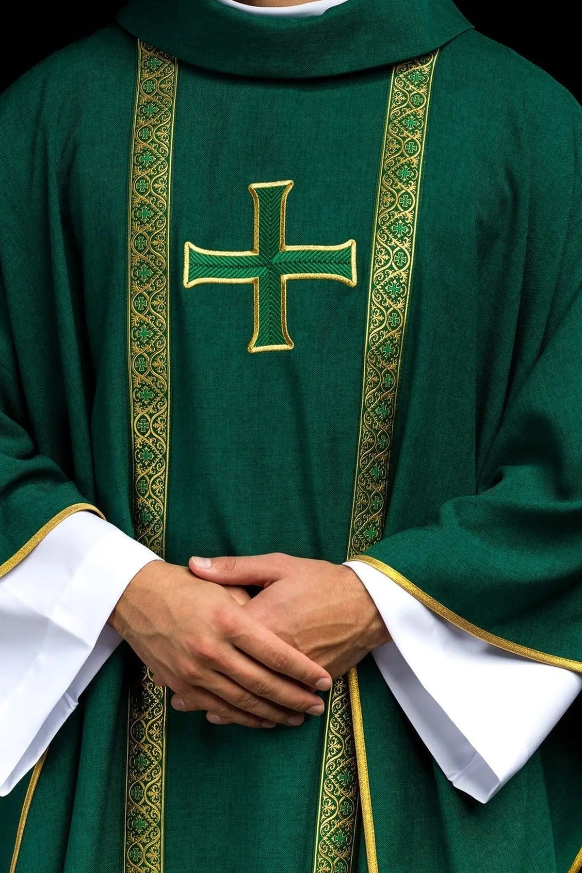 Zielony ornat liturgiczny z haftowanym krzyżem i żakardowymi pasami