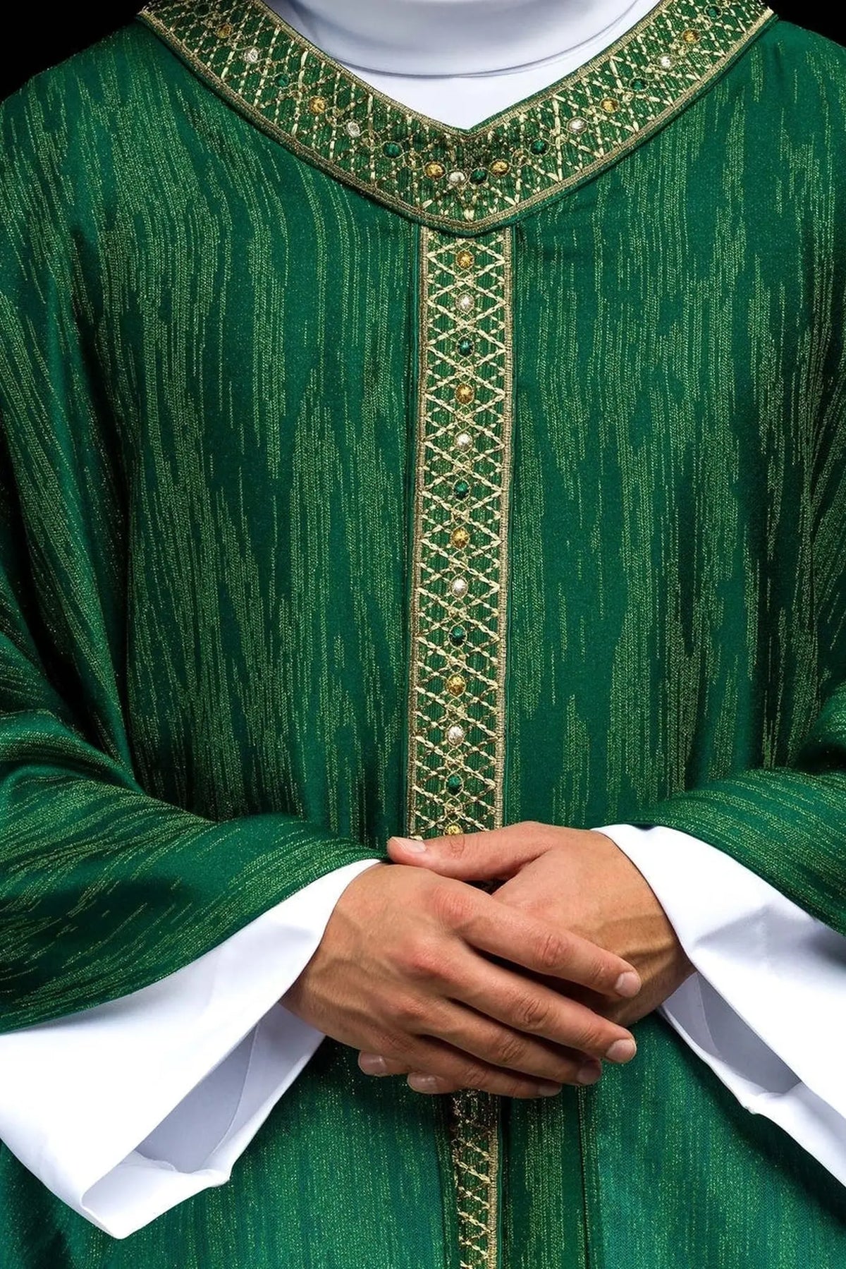 Zielony ornat liturgiczny z haftowanym pasem i kołnierzem