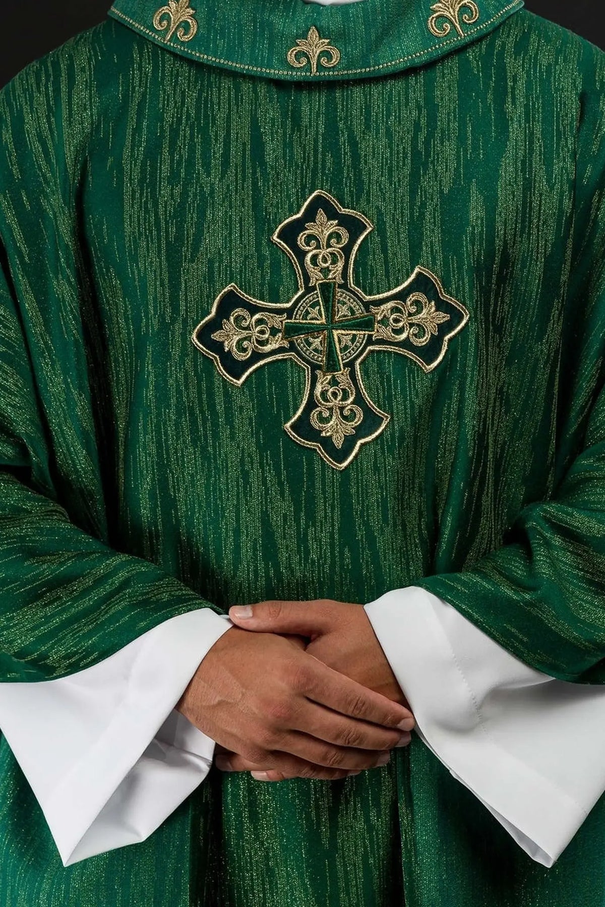 Zielony ornat z bogato haftowanym krzyżem i ozdobionym kołnierzem