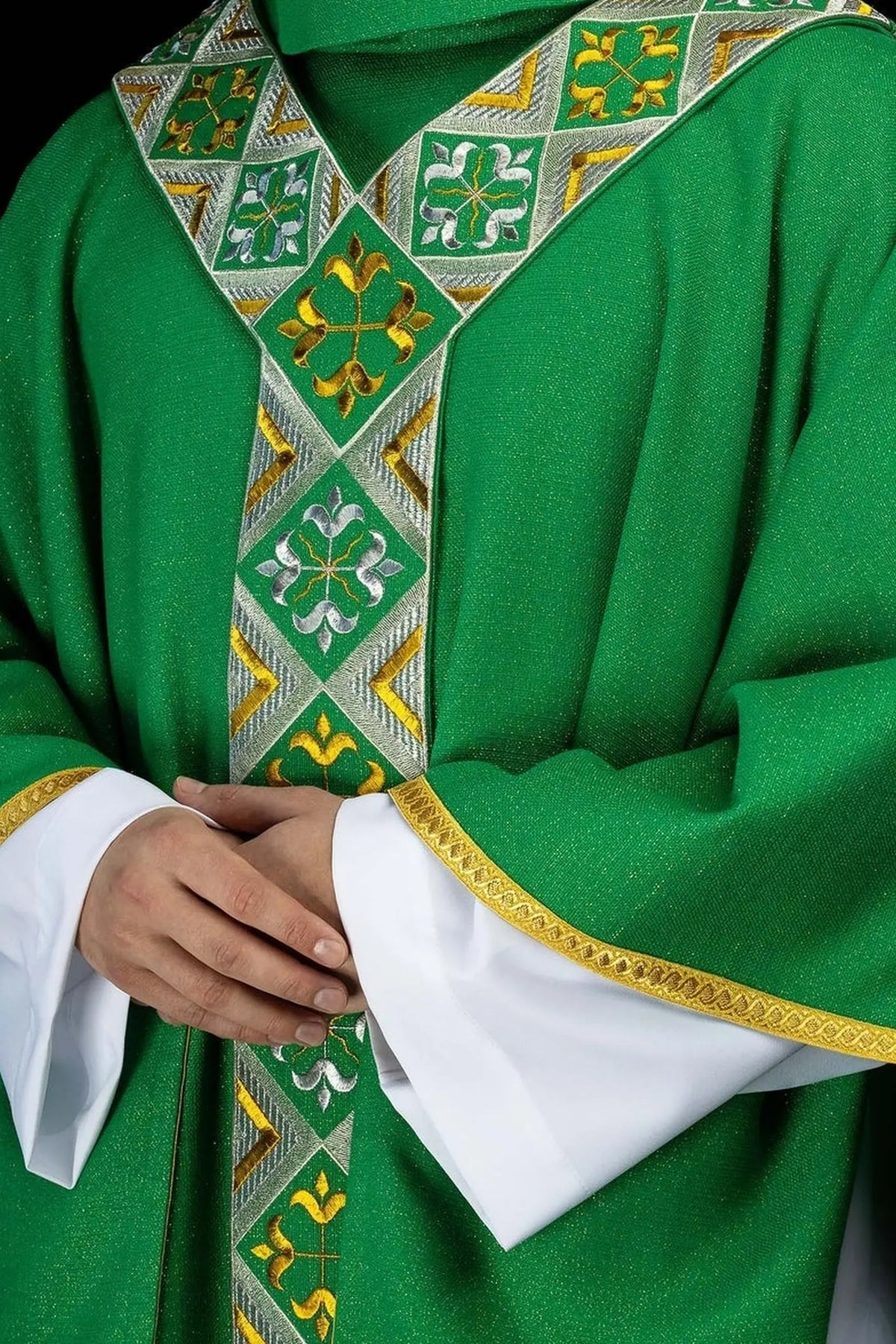Zielony ornat z haftowanym pasem ozdobnym