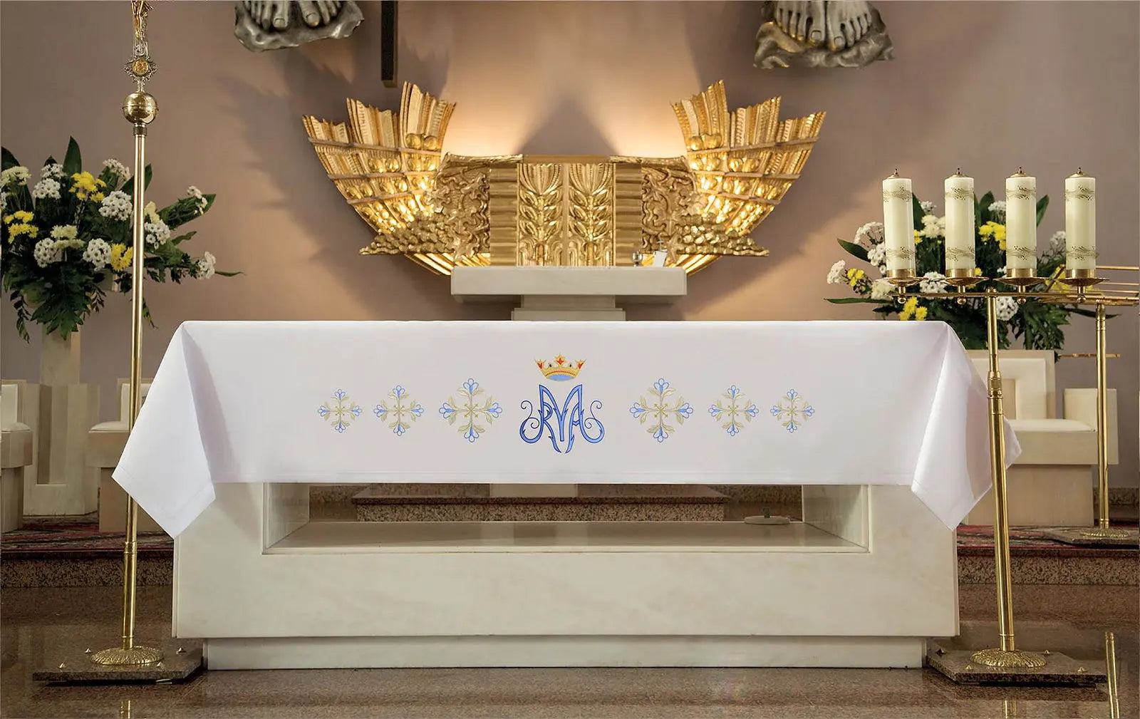 Niebieski obrus ołtarzowy z haftem maryjnym 150 × 300 cm – widok na ołtarzu