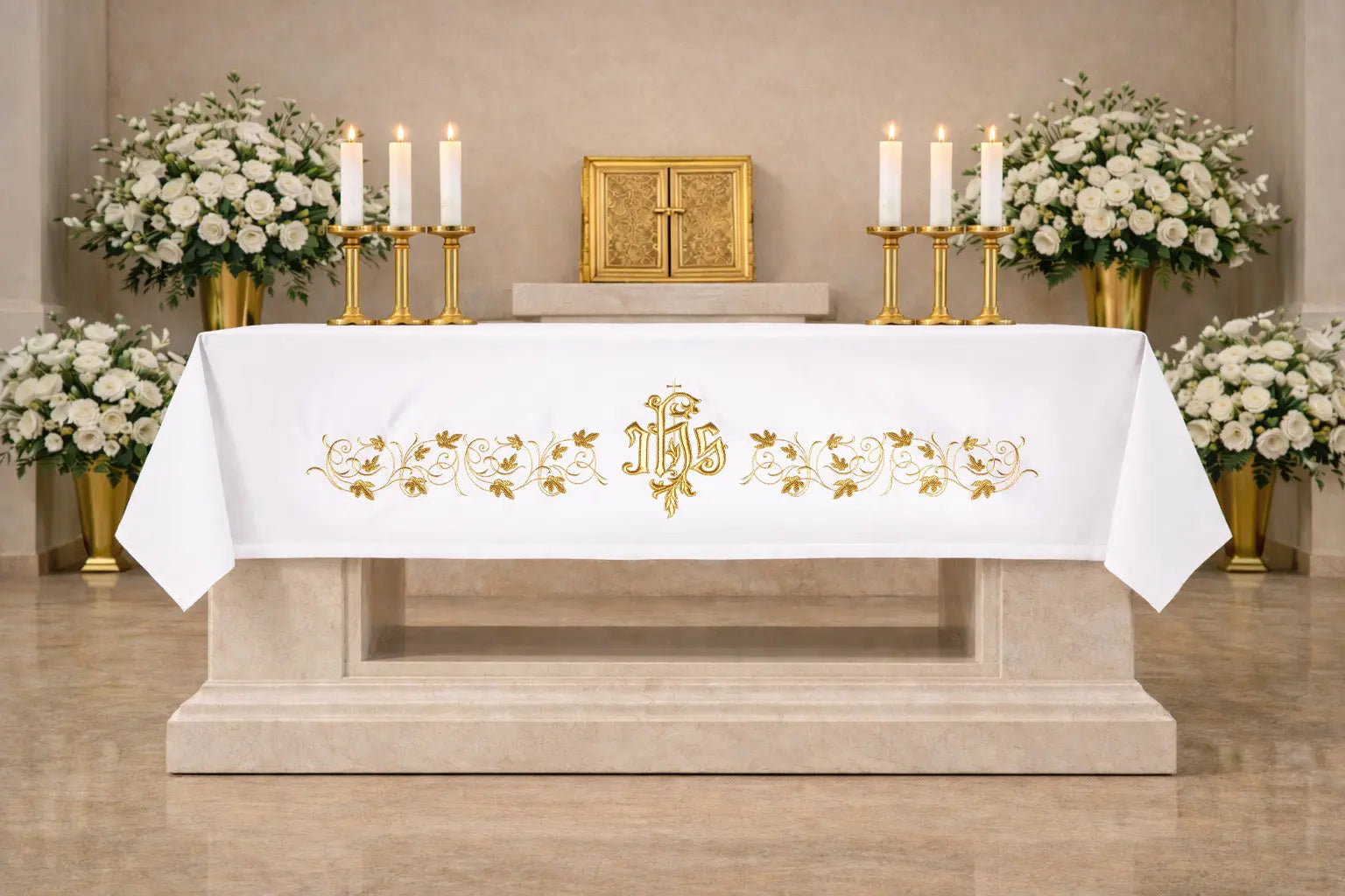 Złoty obrus ołtarzowy z haftowanym pasem IHS 150 × 300 cm – widok na ołtarzu