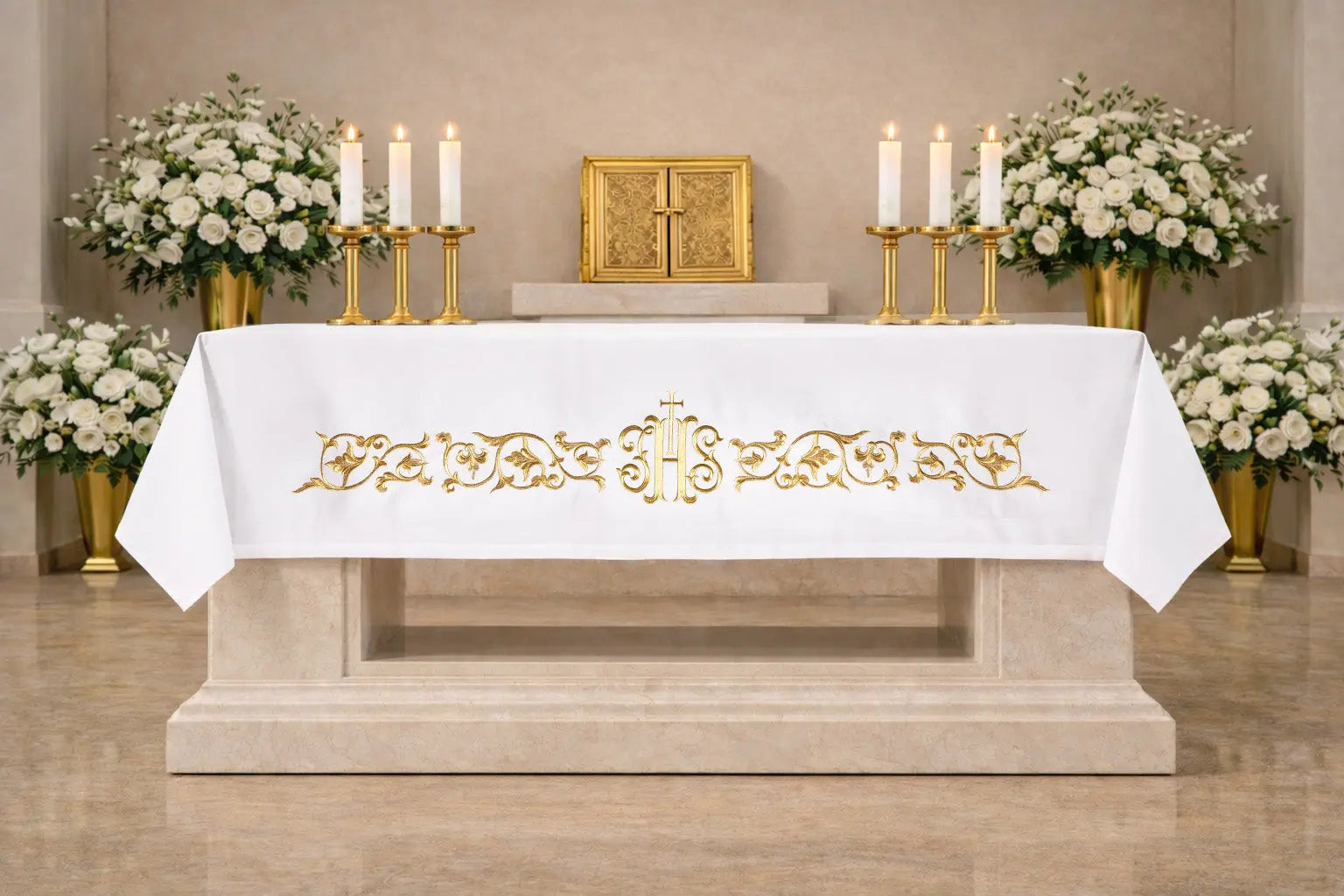 Złoty obrus ołtarzowy z maryjnym monogramem i ornamentem 150 × 300 cm – widok na ołtarzu