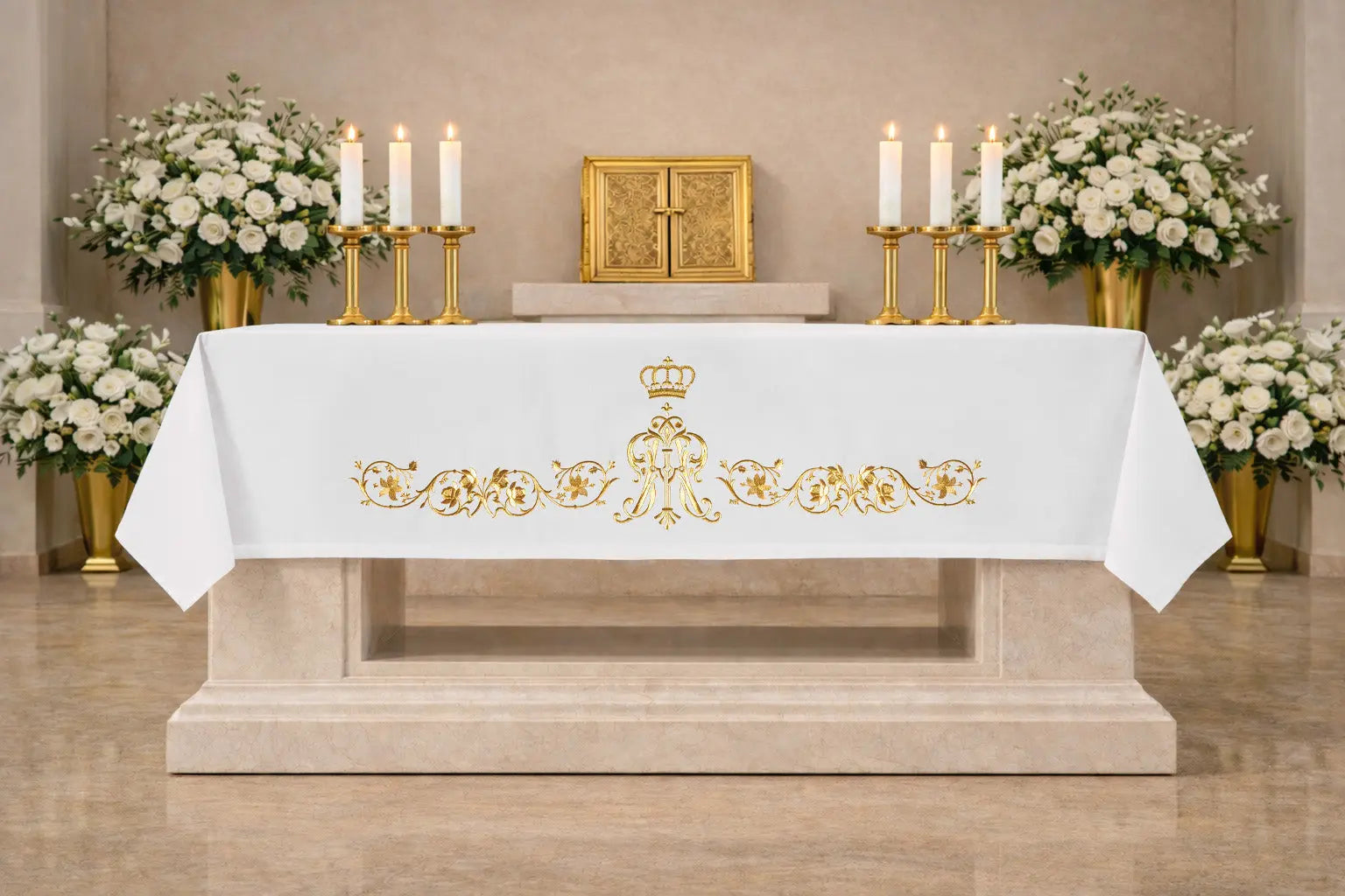 Złoty obrus ołtarzowy z haftem maryjnym i liliami 150 × 300 cm – widok na ołtarzu
