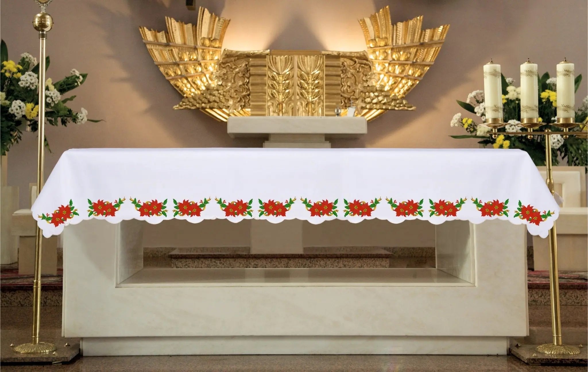 Biały obrus ołtarzowy z Gwiazdą Betlejemską 150 × 300 cm – widok na ołtarzu