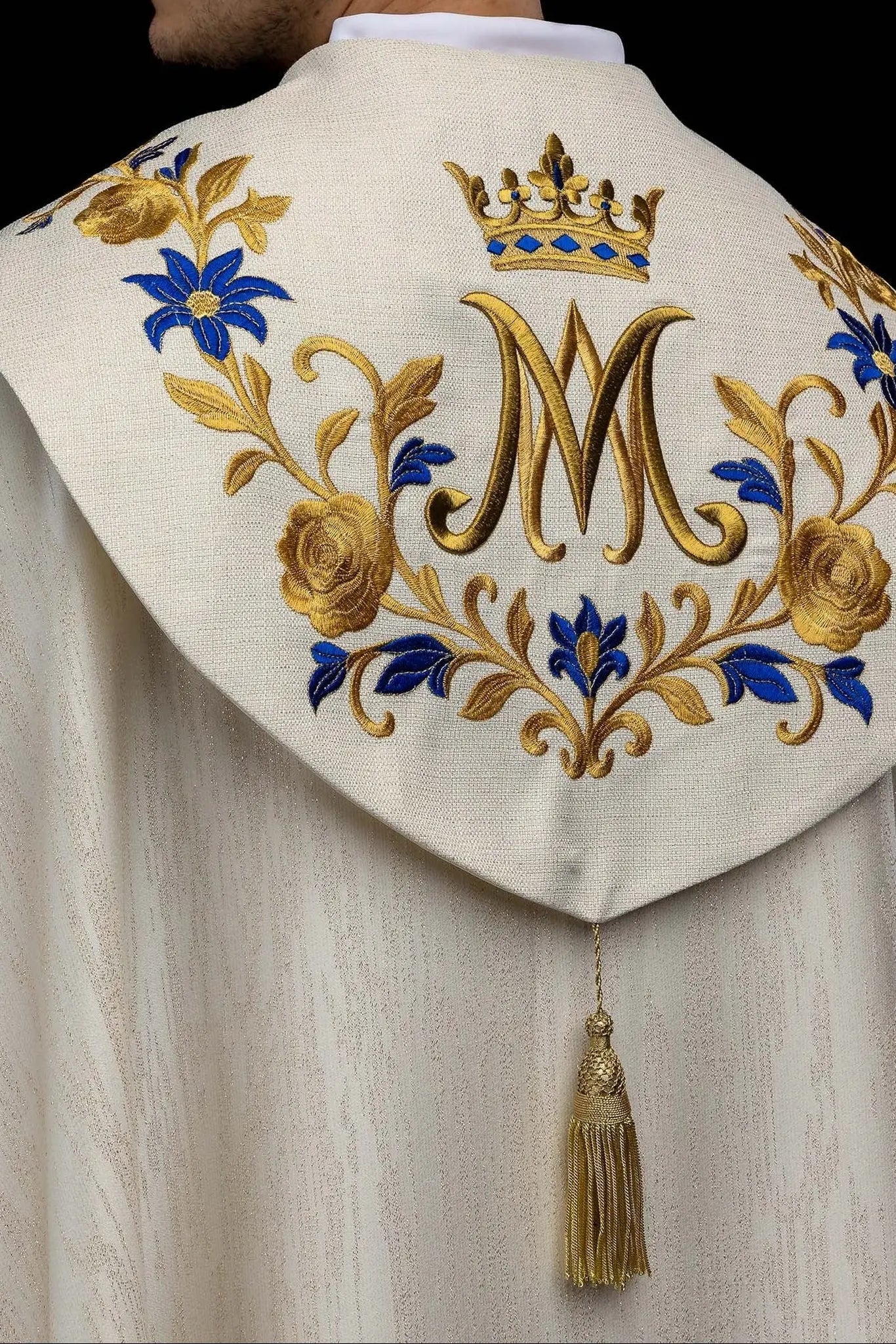 Kapa maryjna ecru ze złotym obszyciem – widok główny