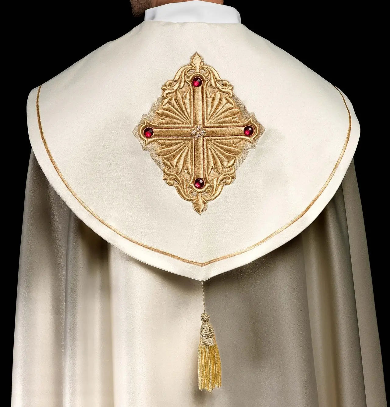 Kapa liturgiczna ecru z haftowanym pasem z monogramem IHS – widok główny