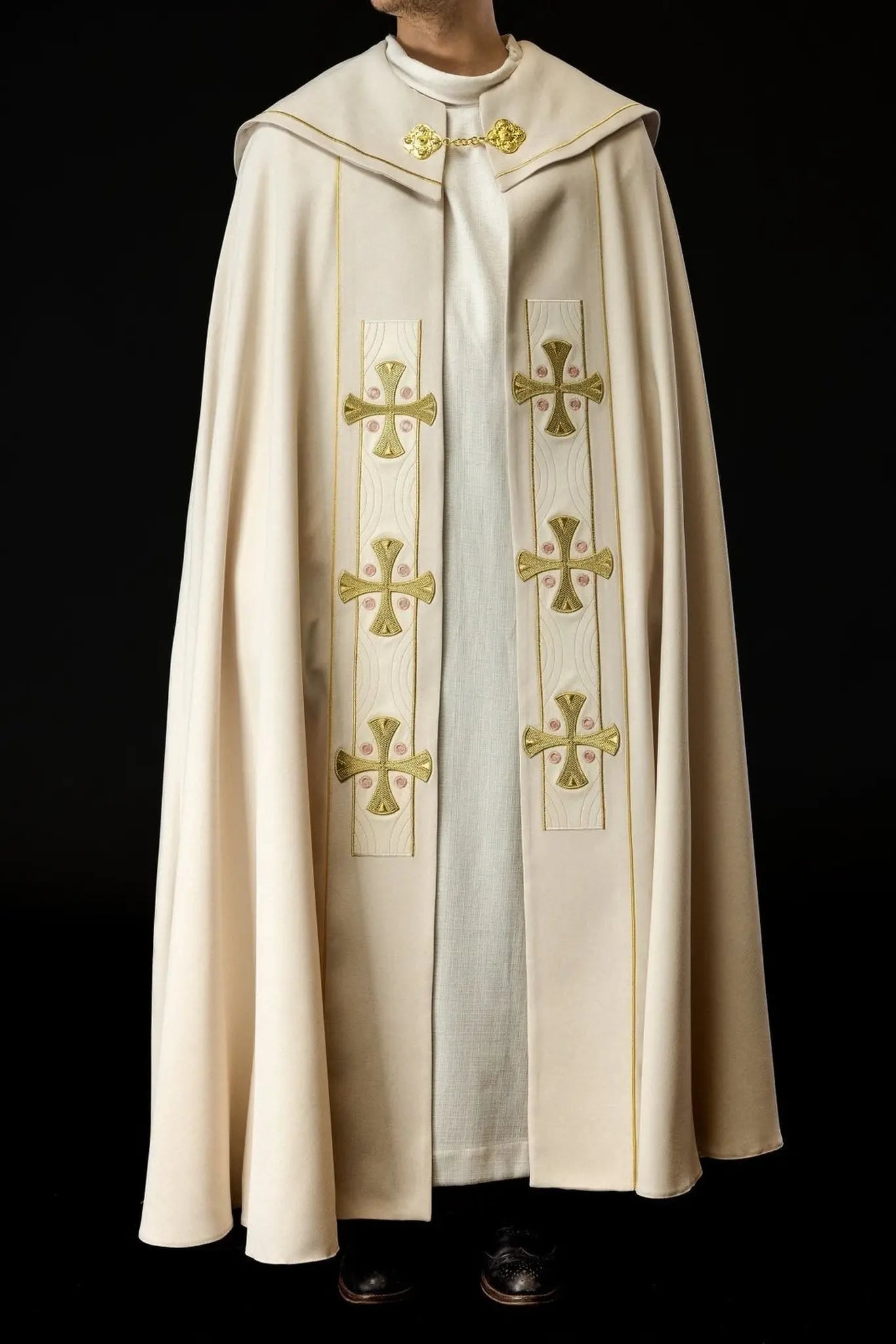 Kapa liturgiczna ecru z haftowanymi krzyżami - S-3068-05-70 – widok główny