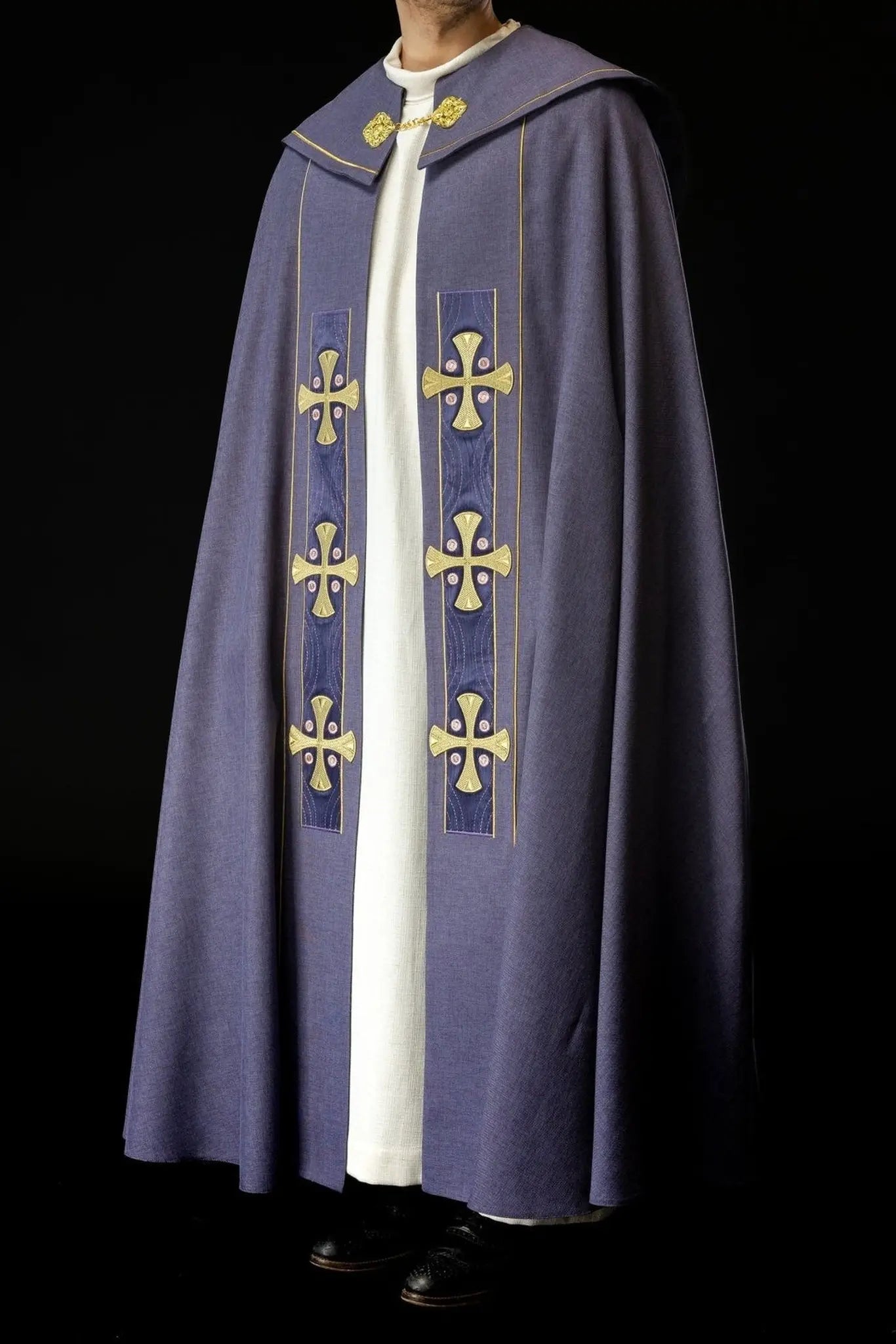 Kapa liturgiczna fioletowa z haftowanymi krzyżami - S-3068-03-70 – widok główny