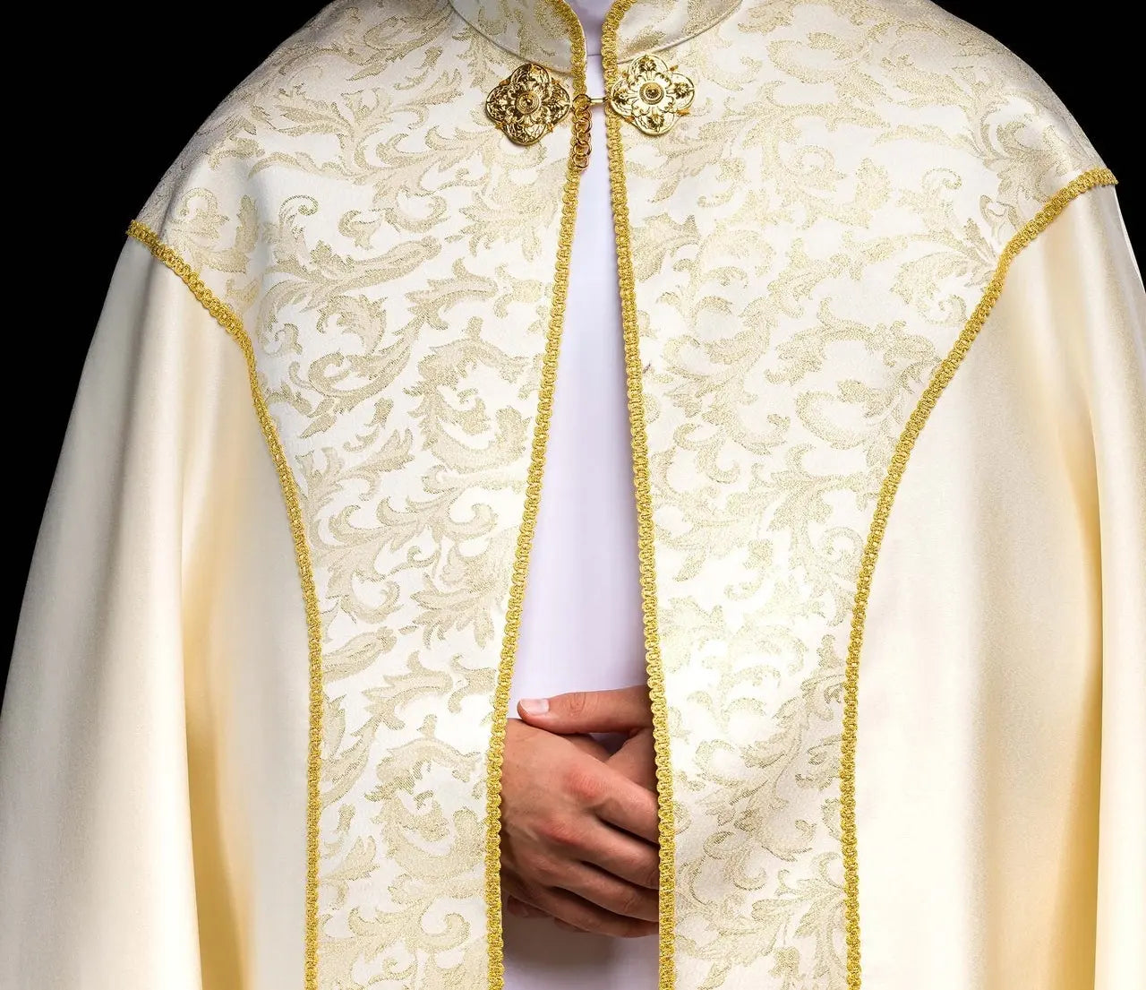 Kapa liturgiczna ecru ze złotym ornamentem żakardowym – widok główny