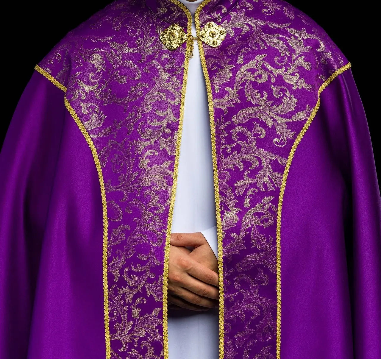 Kapa liturgiczna fioletowa ze złotym ornamentem żakardowym – widok główny
