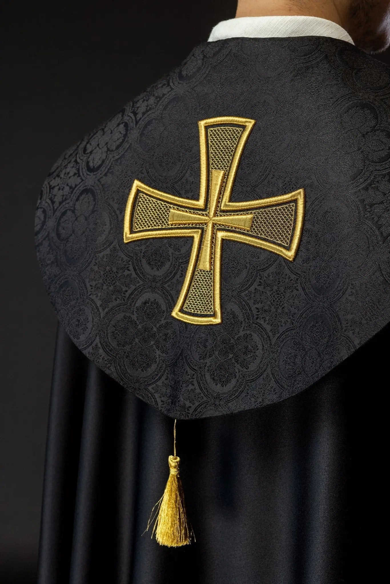 Kapa liturgiczna czarna z haftem złotego krzyża – widok główny