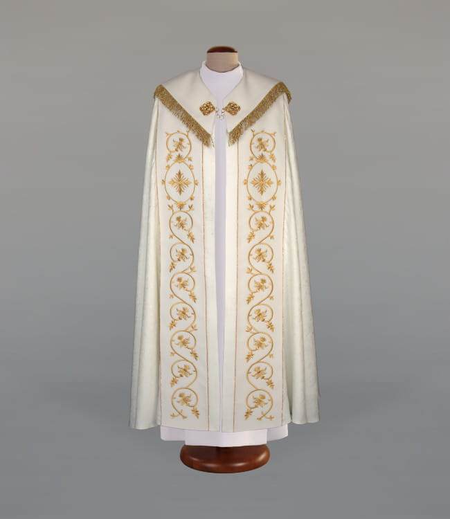 Kapa liturgiczna ecru z adamaszku i bogatymi pasami – widok główny