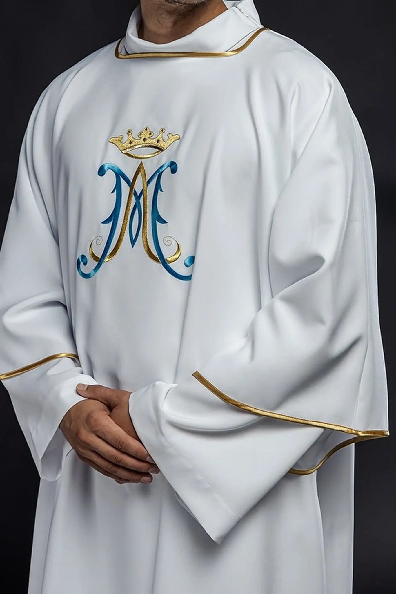Biała dalmatyka liturgiczna z haftem maryjnym – widok całości