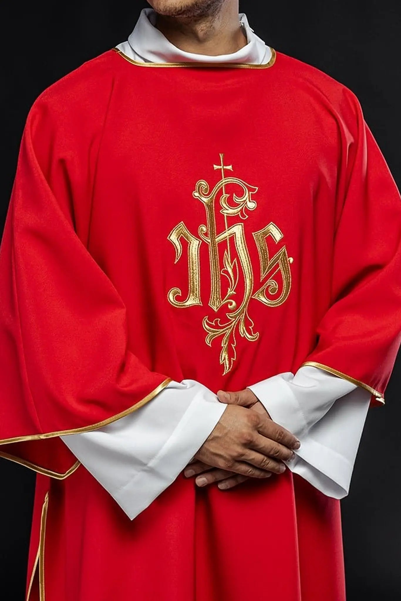 Dalmatyka liturgiczna czerwona z haftem IHS – widok całej szaty