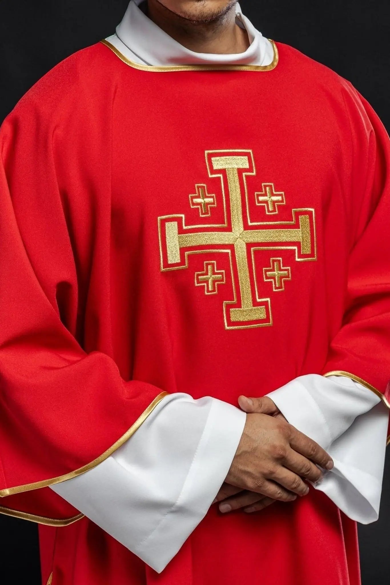 Dalmatyka liturgiczna czerwona z haftem złotych krzyży – widok całej szaty