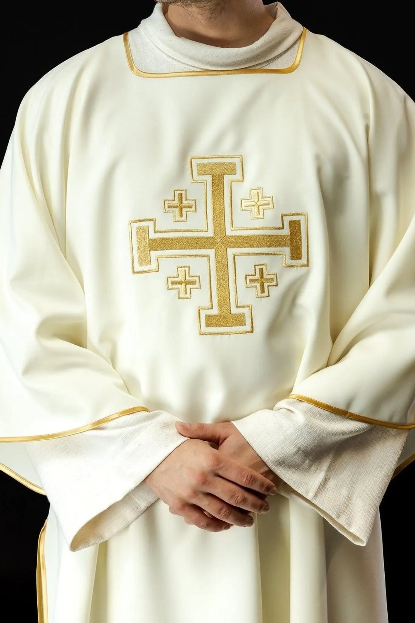 Dalmatyka liturgiczna ecru z haftem złotych krzyży – widok całej szaty