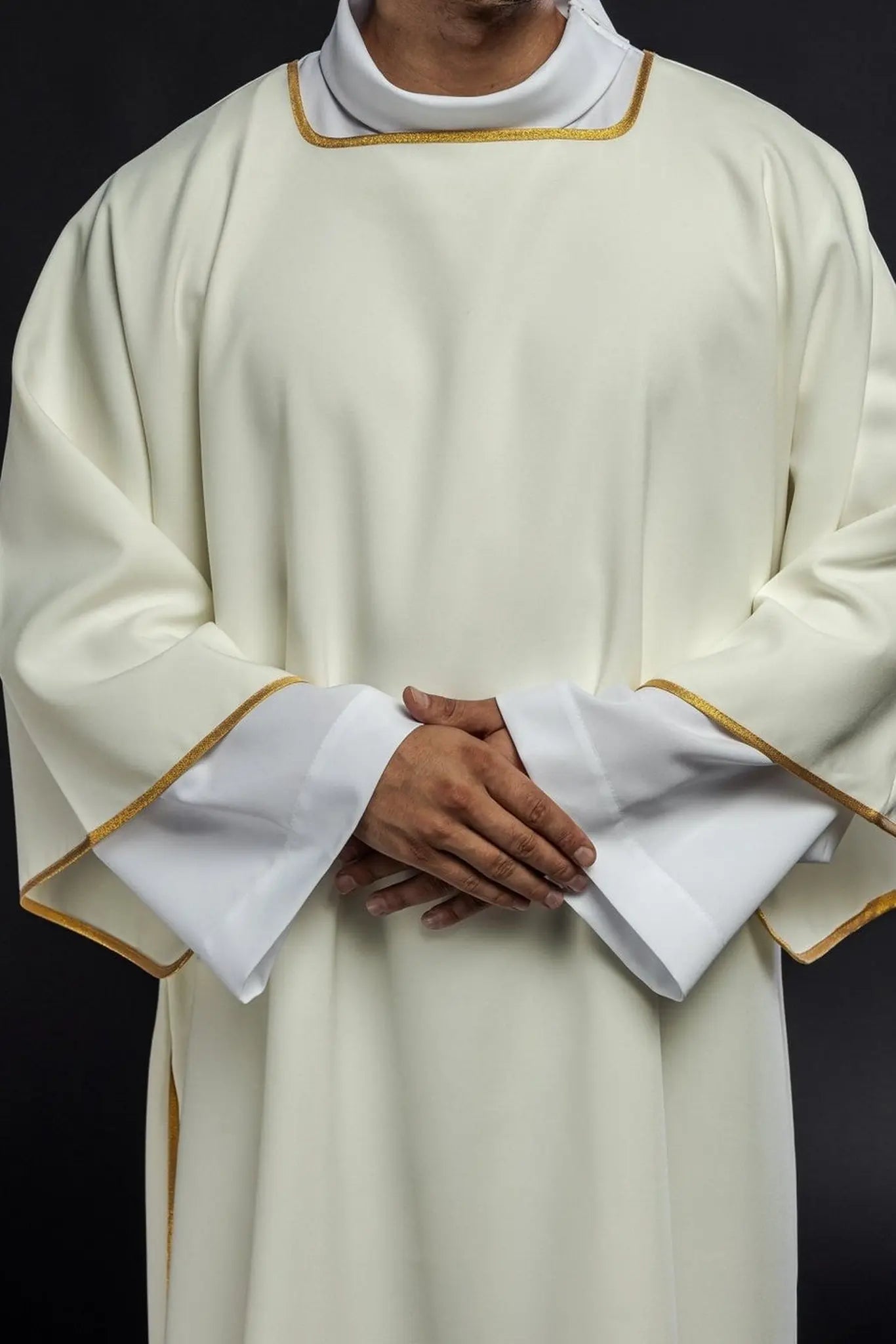 Dalmatyka liturgiczna ecru ze złotą lamówką – widok całej szaty