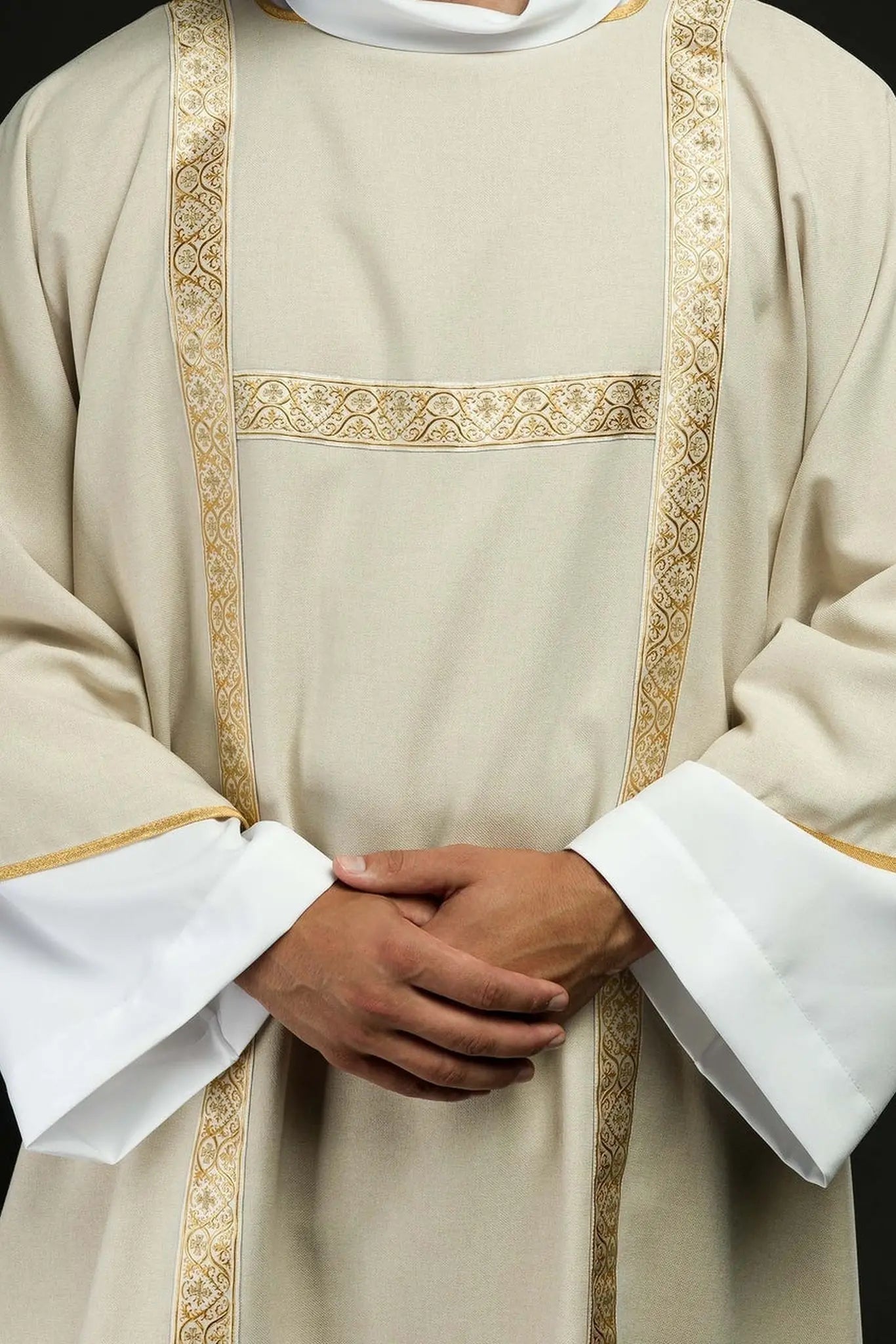 Dalmatyka liturgiczna ecru ze złotymi pasami żakardowymi – widok całej szaty