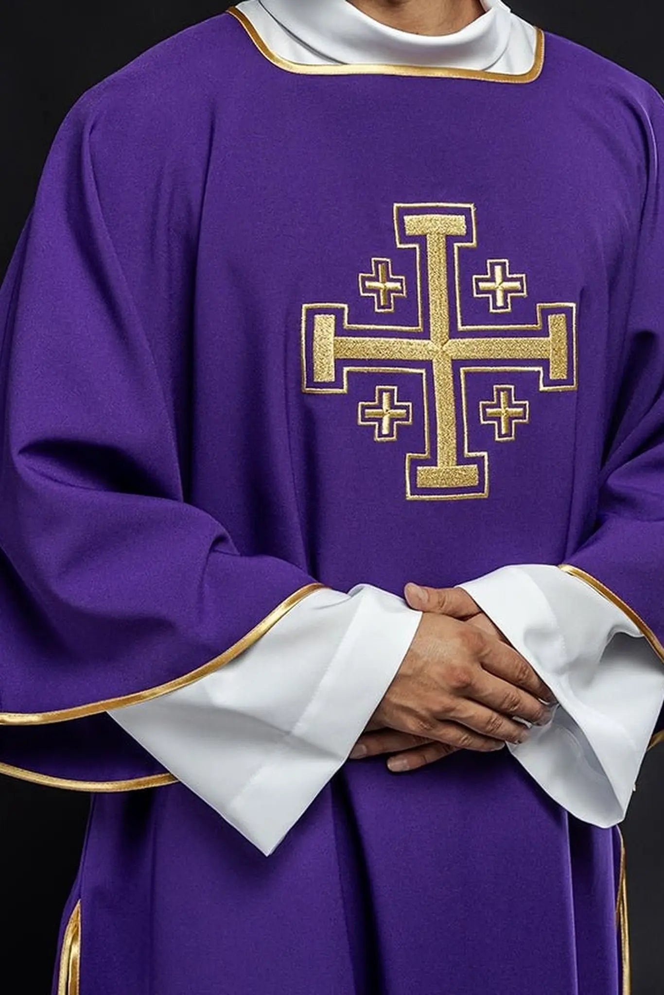 Dalmatyka fioletowa z haftem złotych krzyży – widok całej szaty