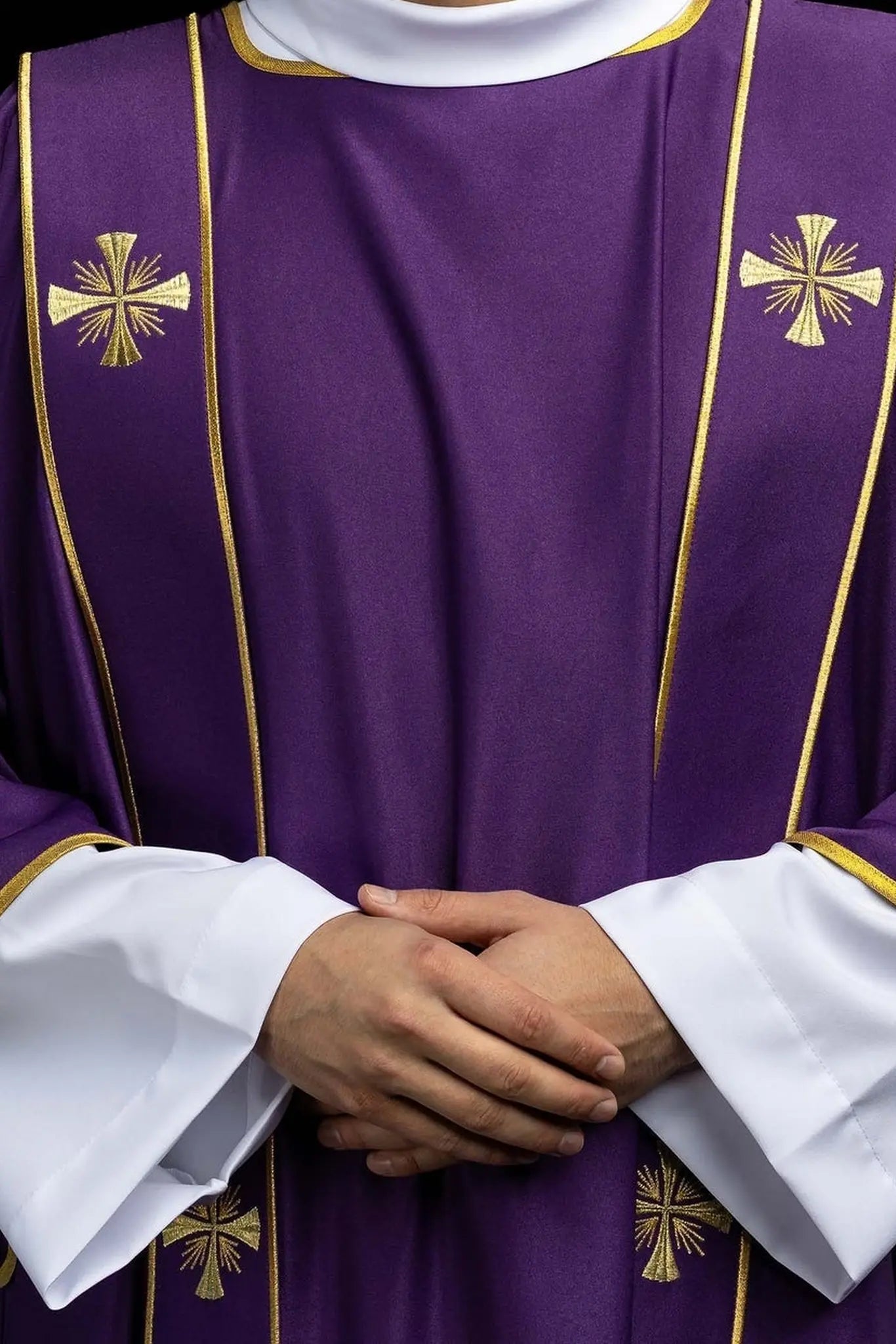 Dalmatyka fioletowa z ozdobnymi pasami i złotym krzyżem – widok całej szaty