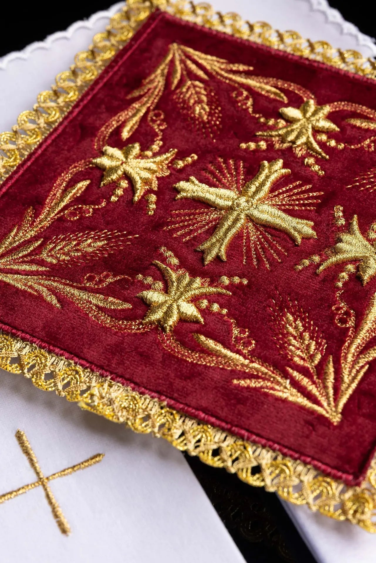 Komplet kielichowy aksamitny z haftowanym motywem kielicha eucharystycznego w kolorze czerwonym – widok główny