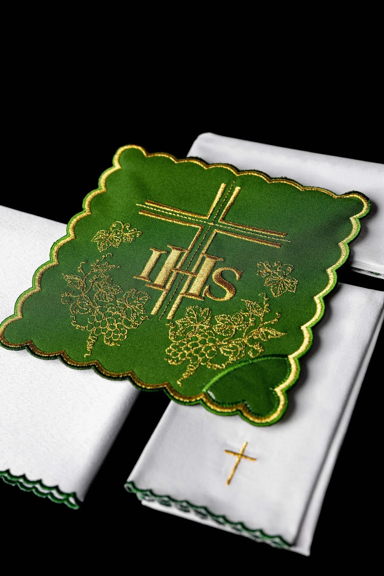Zielony komplet bielizny kielichowej z IHS, krzyżem i ornamentem – widok główny