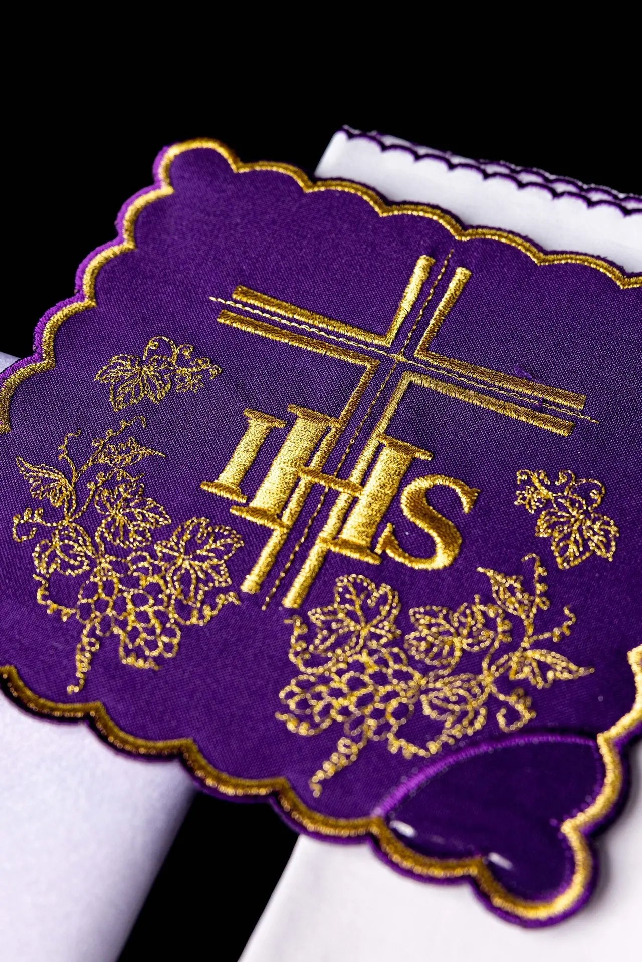 Fioletowy komplet bielizny kielichowej z IHS, krzyżem i ornamentem – widok główny