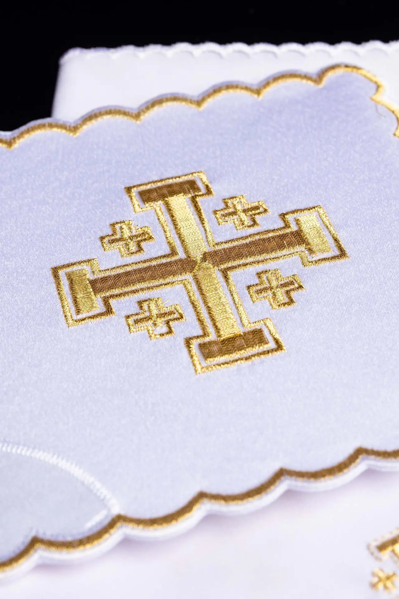 Komplet kielichowy bawełniany z haftowanym motywem krzyża w kolorze białym – widok główny