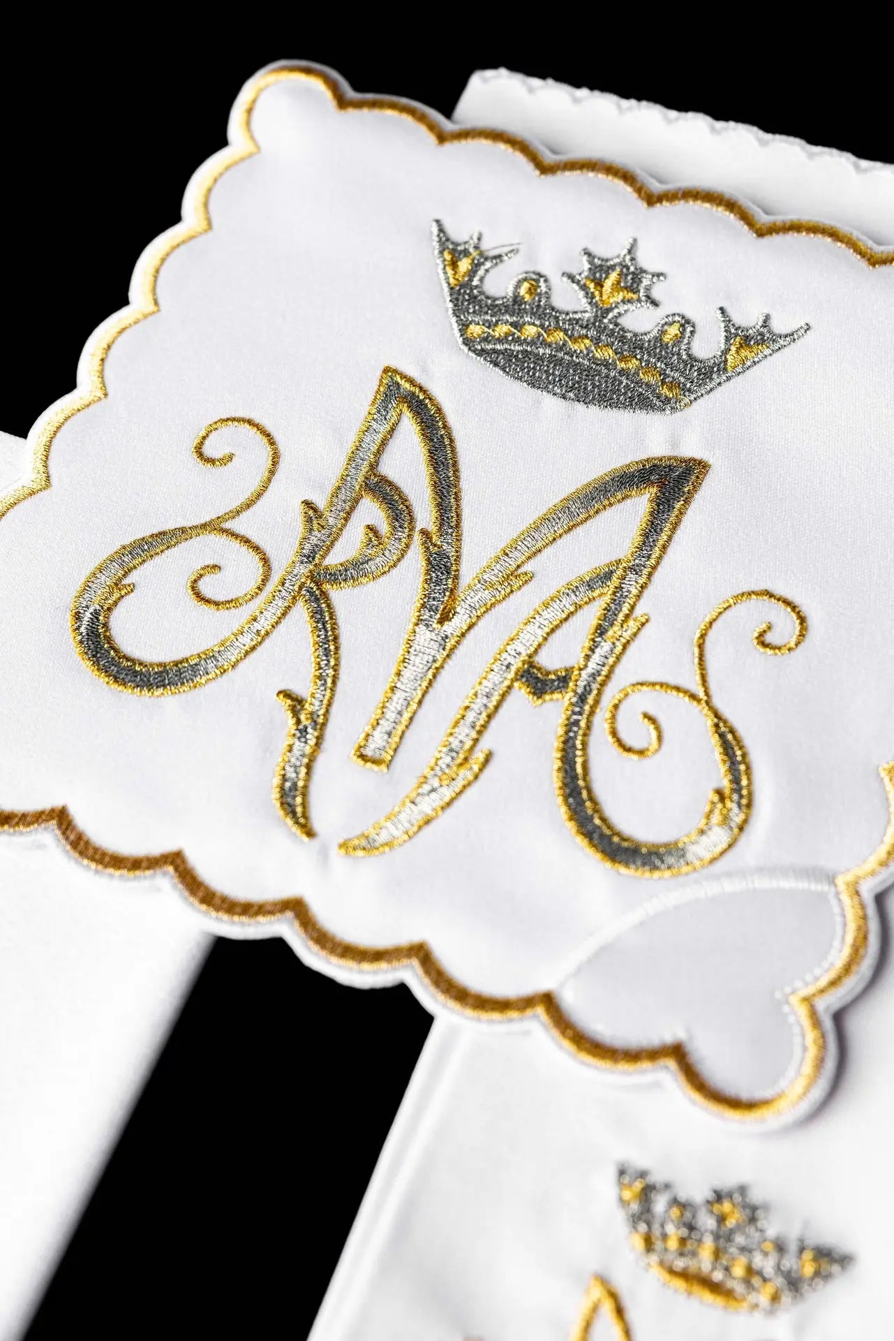 Biały komplet bielizny kielichowej ze złotym monogramem Maryi i koroną – widok główny