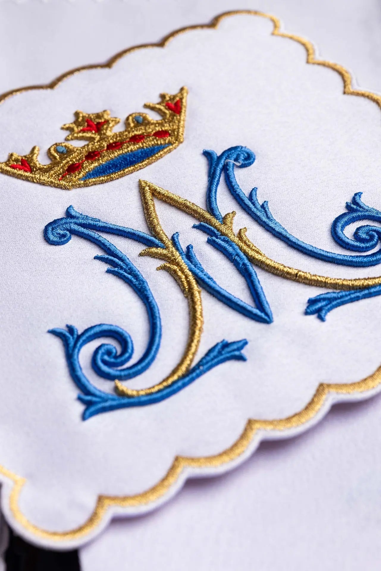 Biały komplet bielizny kielichowej z błękitnym monogramem Maryi i ornamentem – widok główny