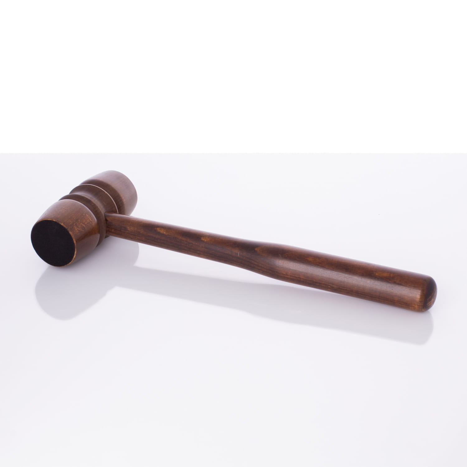 Ciemny drewniany młotek do gongu mszalnego – widok główny