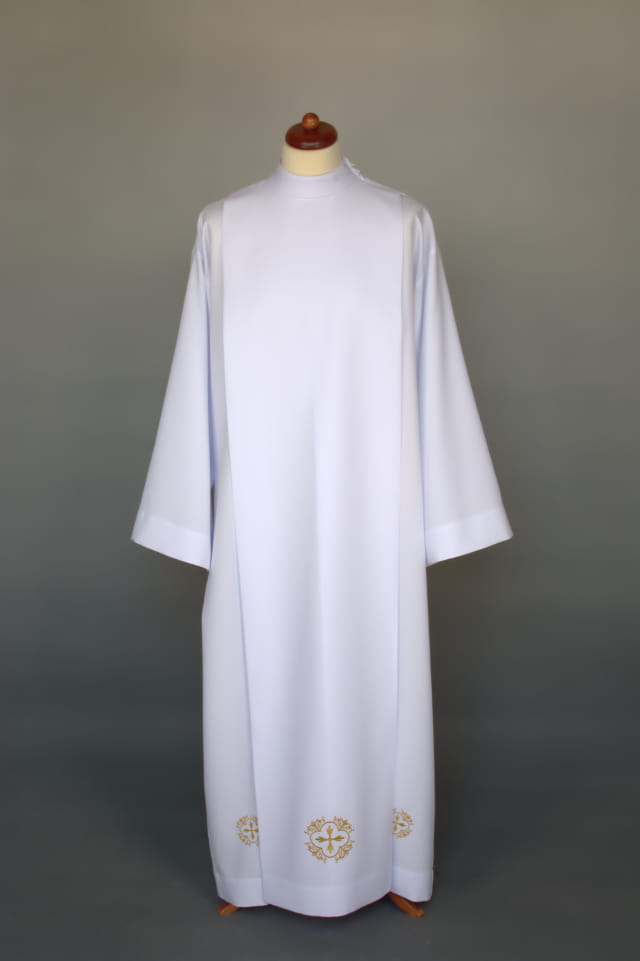 Alba z krzyżami w okrągłych haftowanych ornamentach – widok główny