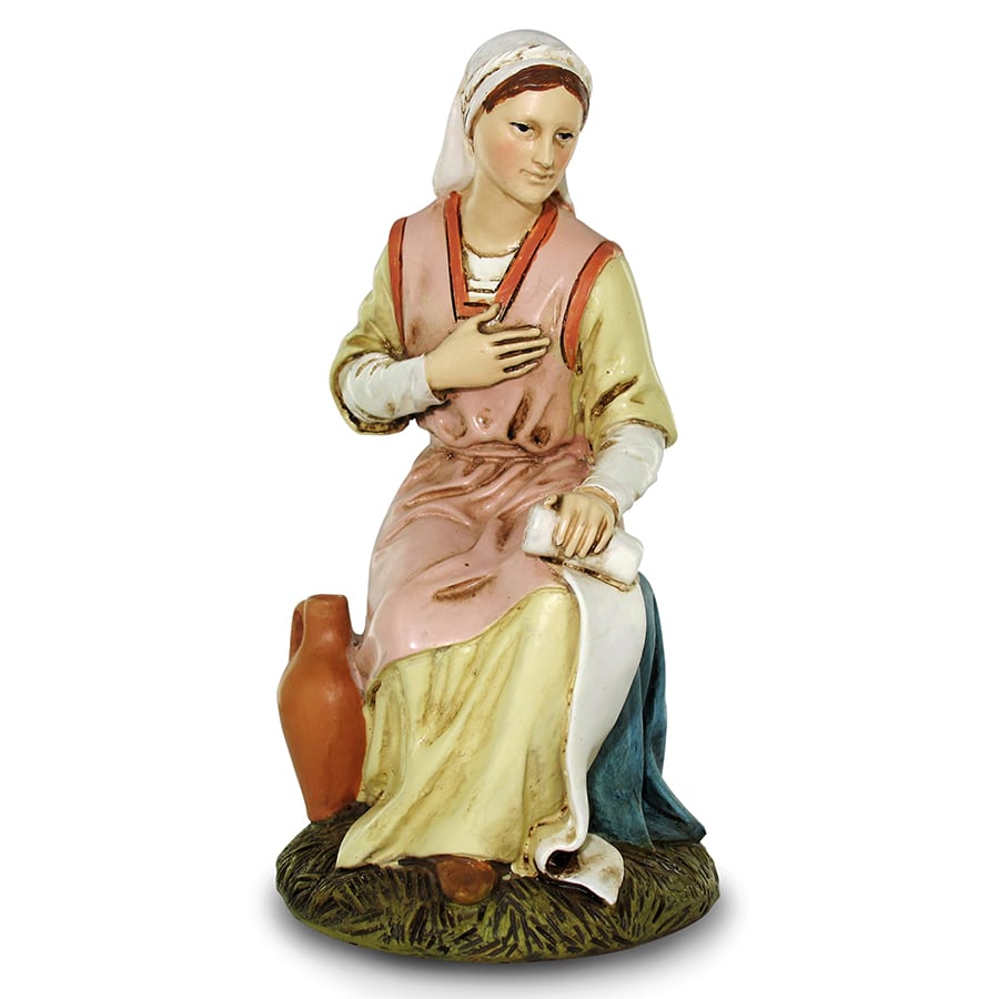 Die 15 cm große Krippenfigur Maria sitzt in einem rosafarbenen Kleid, die Hand auf der Brust, neben einem Krug. Detailgetreue Handwerkskunst.
